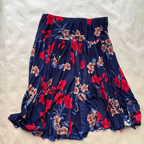 Navy Blue with Red Floral print Skirt with shorts Size small - Picture 2 of 6